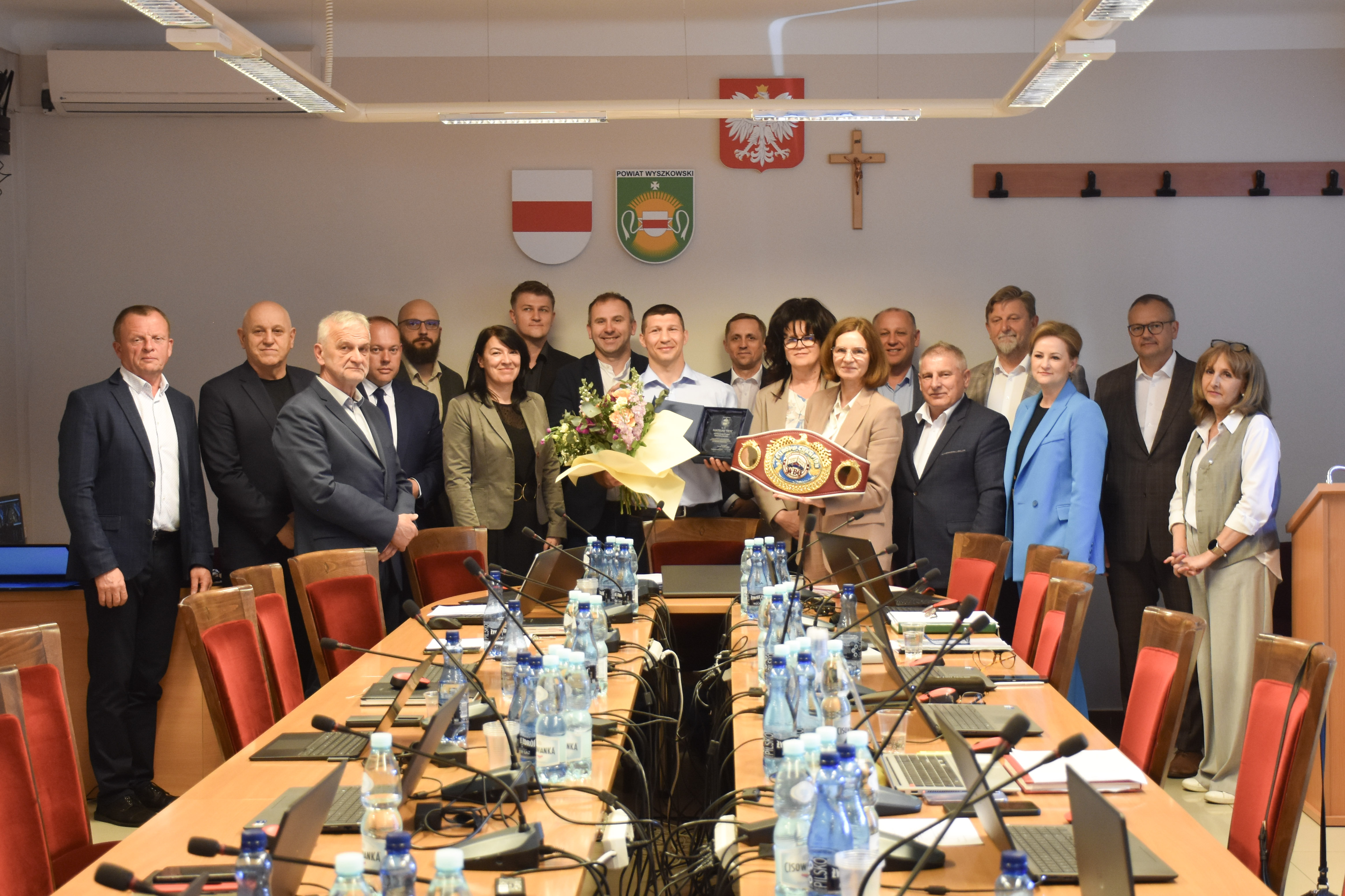 Ikona do artykułu: Specjalny gość XVI Sesji Rady Powiatu - Mateusz Tryc, wyszkowianin, mistrz Europy WBO w wadze półciężkiej!